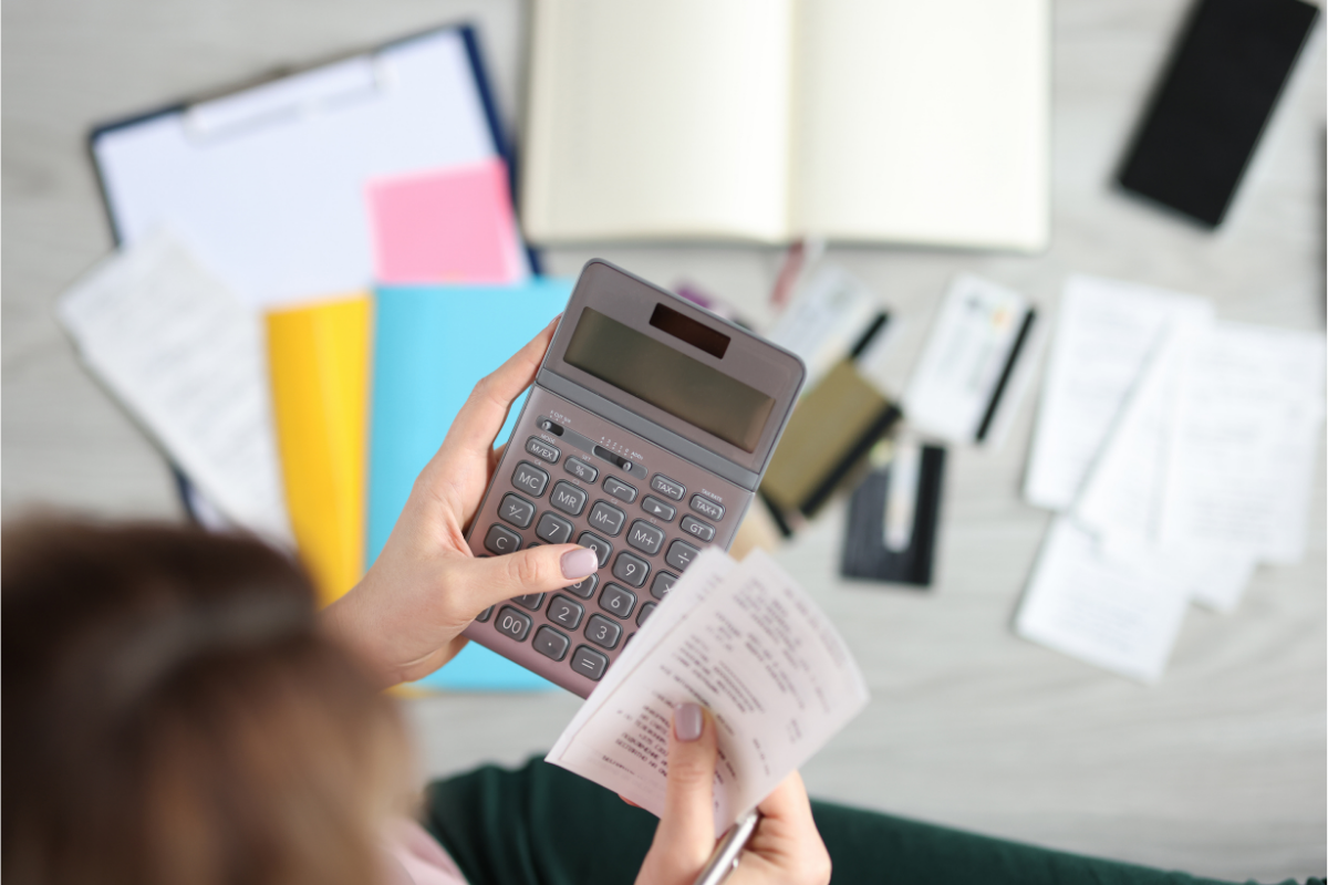 Jakie są korzyści z kredytu konsolidacyjnego dla zadłużonych?